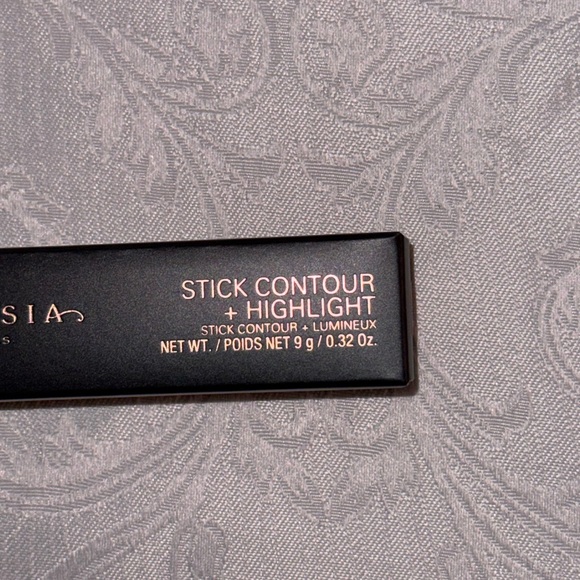 ANASTASIAS
BEVERLY HILLS
Contour & Highlight Stick in FAWN - Picture 4 of 8